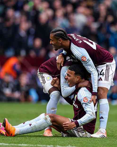 Premier League Round-Up: United Shock Liverpool, Arsenal Extend Lead, Villa Triumph in Comeback Win | MirrorLog